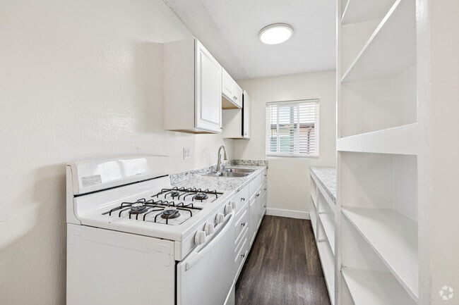 1BR, 1BA - 548SF - Kitchen - Marine Bay Apartments