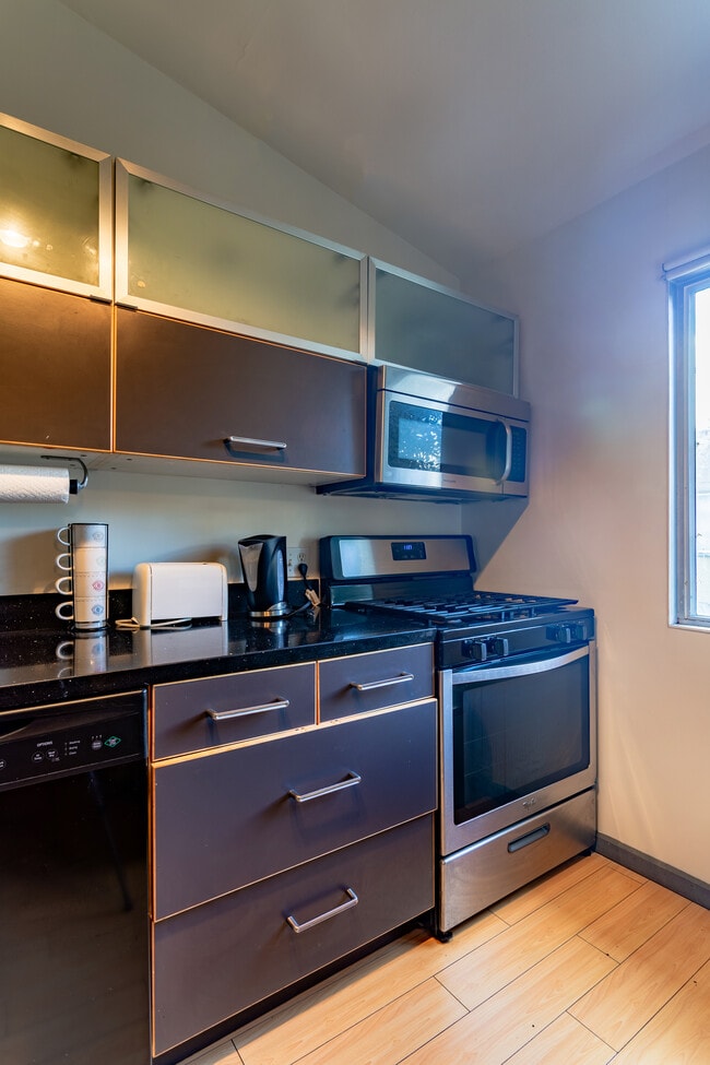 Kitchen well equipped - 1466 S Canfield Ave Unit 4