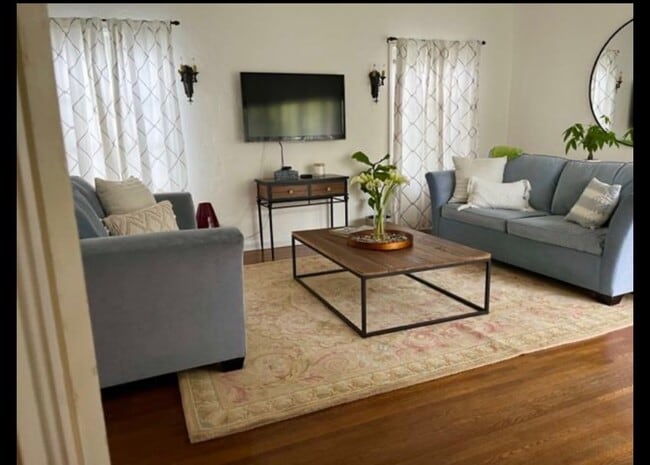 Building Photo - 139 N Sycamore Ave Unit 141.5