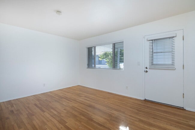 Photo - Talmadge Pacific Apartments