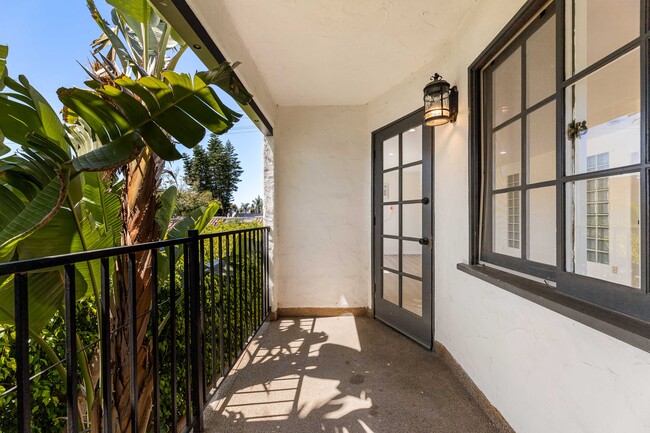 Building Photo - 801 S Burnside Ave Unit A