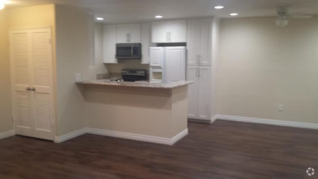 Building Photo - 2521 W Sunflower Ave Rental