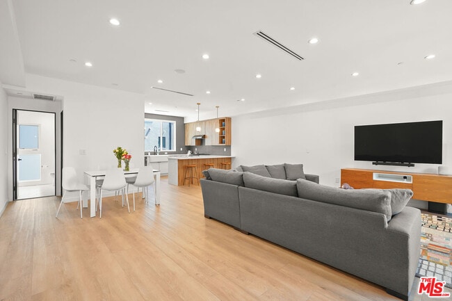 Photo - 926 N Ridgewood Pl