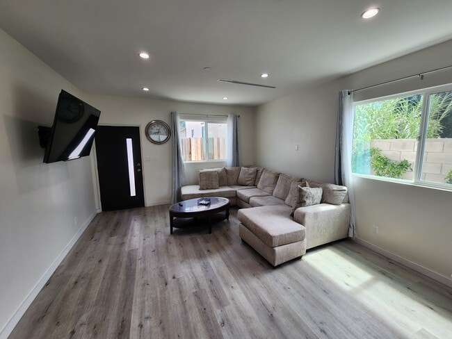 Photo - 10343 Jardine Ave