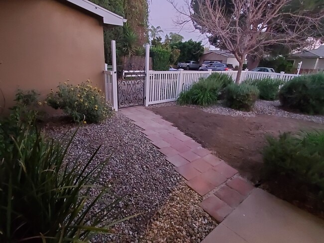 Photo - 15933 Kittridge St