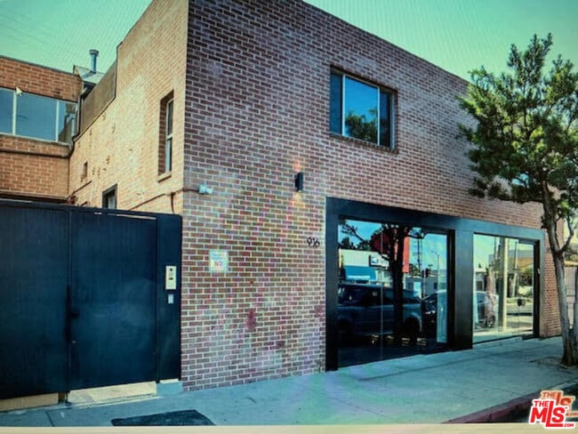 Building Photo - 914 N Fairfax Ave Unit 201