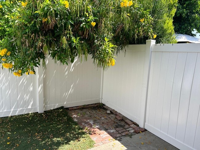 Photo - 1426 N Hollywood Way