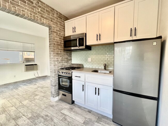 Photo - 7411 Willoughby Ave