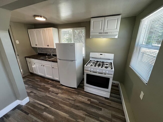 1 Bedroom House With Yard and Private Laundry - 1 Bedroom House With Yard and Private Laundry