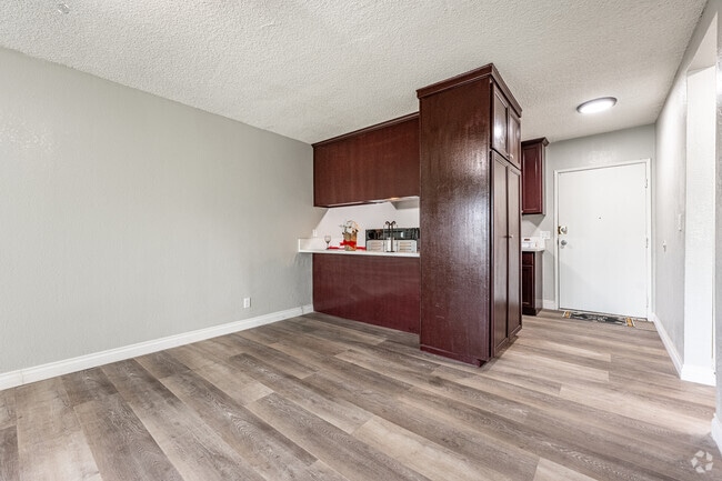 1BR, 1BA - 640SF - Dining Room - Woodside Apartments