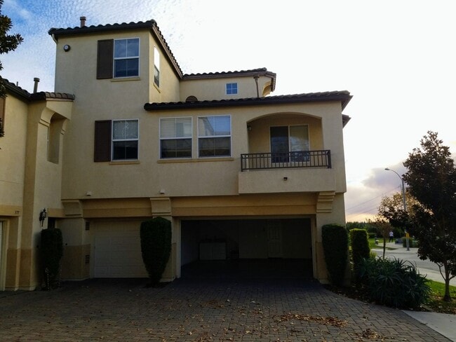 Photo - 1350 sqft 2 Bed plus Den, 2 Bath Chula Vista 2Car Garage, Gated community