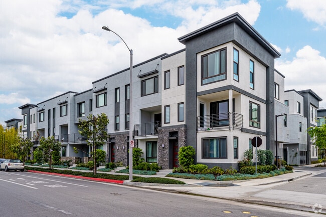 17821 Gillette Ave - Lux