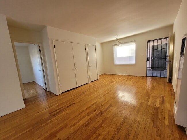 Photo - 2364 Walgrove Ave Unit 5