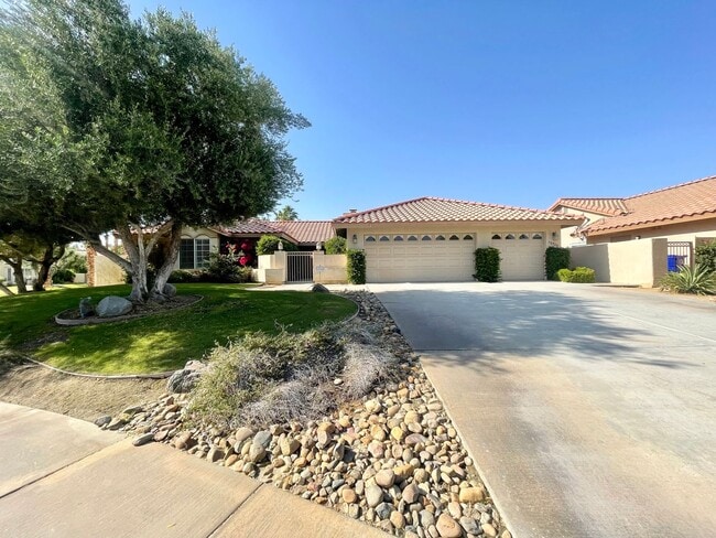 Building Photo - COMING SOON!!! GORGEOUS 3 Bedroom/2.5 Bathroom POOL Home Oasis Awaits in Regency Estates!!