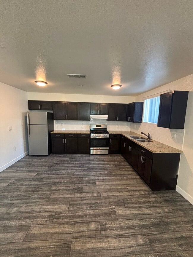 Photo - 457 E 30th St