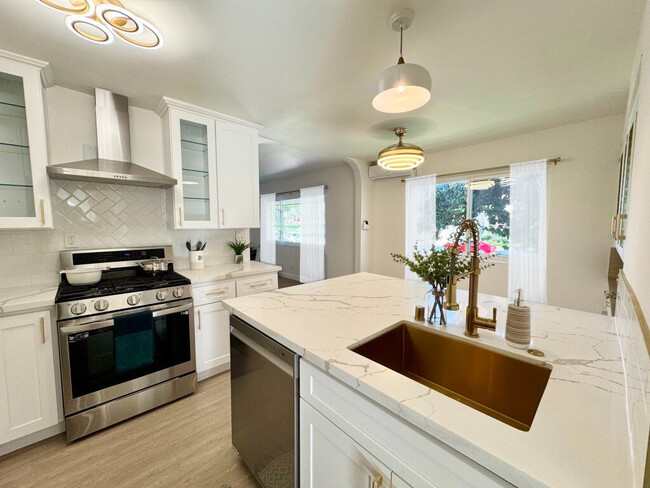 445 E Magnolia Blvd - 445 E Magnolia Blvd Apartments