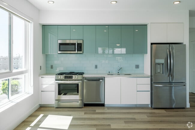 2BR, 2BA + Den- 1241SF - Kitchen - Lux Costa Mesa