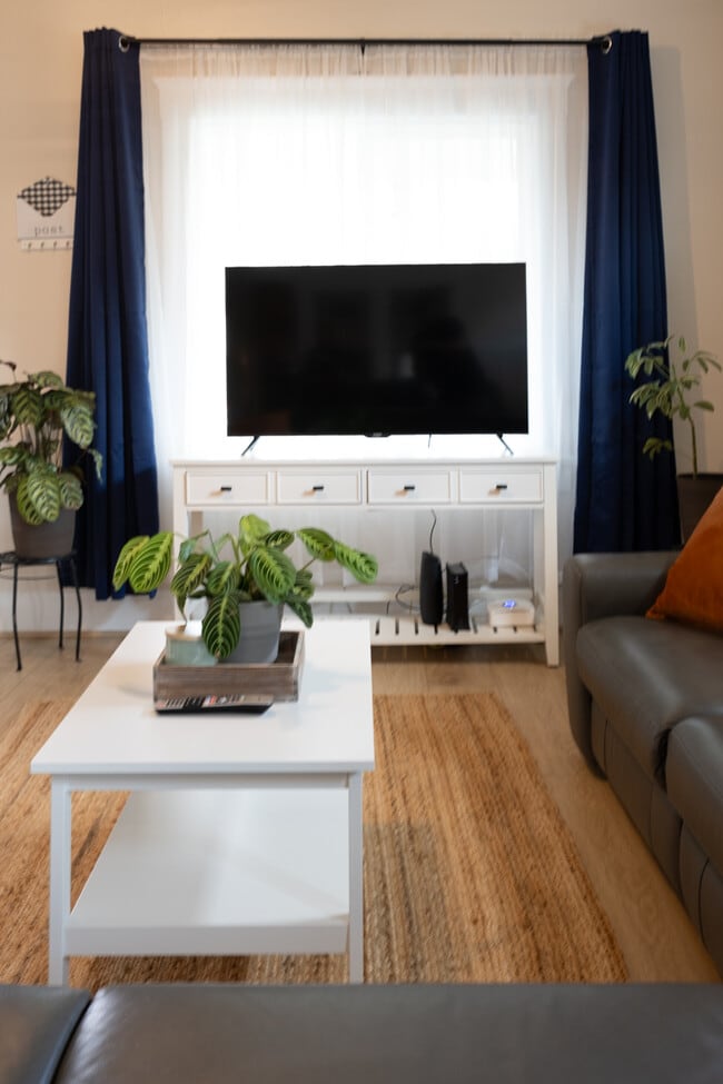 Photo - 1118 W 47th St Unit Full House