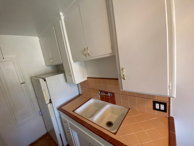 Photo - 1 Bedroom 1 Bath Apartment in Los Feliz! Unit 5