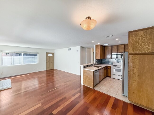 Building Photo - Nice 2B/2BA w/ Private Patio, A/C, Washer/...