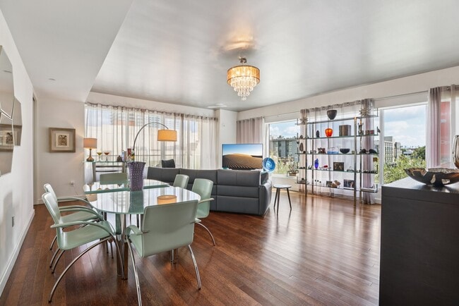 Building Photo - 6250 HOLLYWOOD Unit #5A Rental