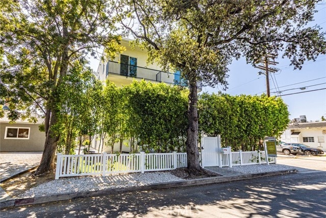 Photo - 4445 Auckland Ave