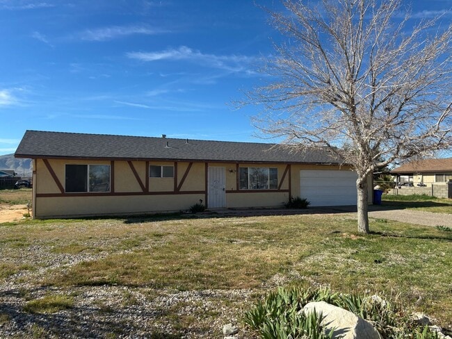 Building Photo - 3 BEDROOM APPLE VALLEY HOME