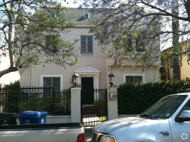 First floor front - 8372 Blackburn Ave Rental