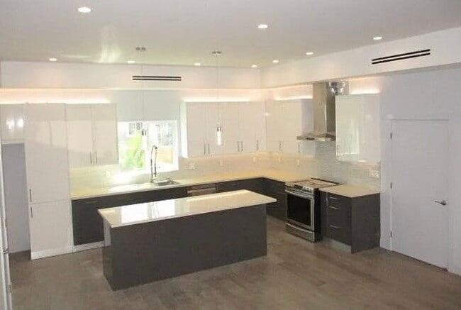 Building Photo - 6848 Encino Ave Rental