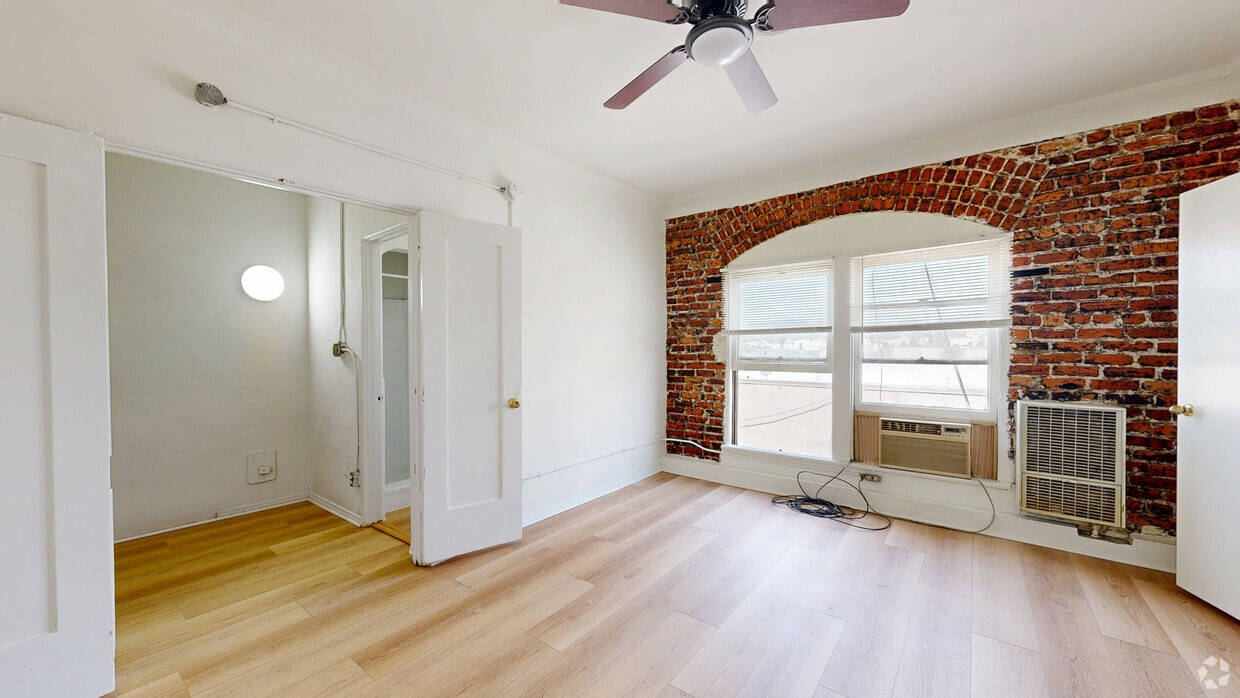3D Tour - 109 S Normandie Ave