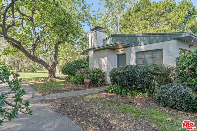 Building Photo - 5116 Village Green