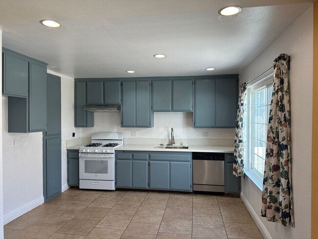 Photo - Ontario single 3 bed 2 bath single house