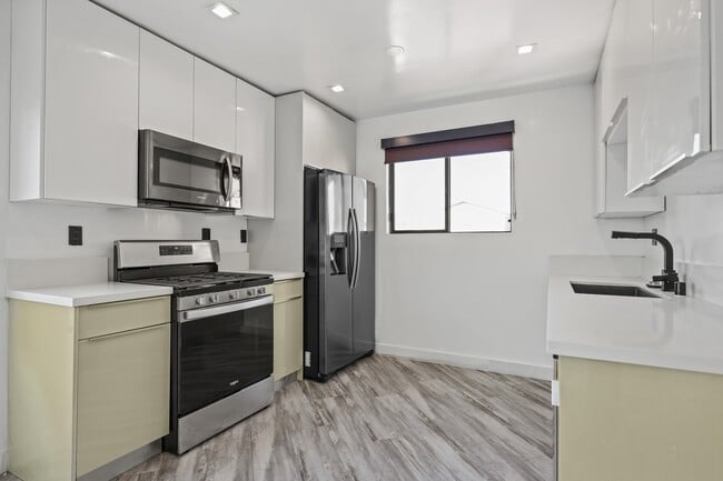 Photo - 955 N Oxford Ave Unit 5