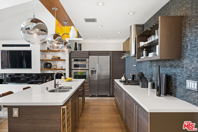 Photo - 1250 N Harper Ave Unit 423