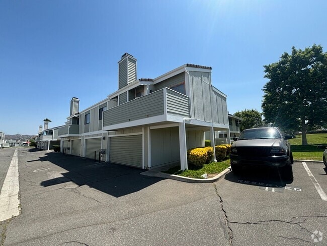 Building Photo - 2 Bedroom Condo for Rent in Canyon Country! Unit 5