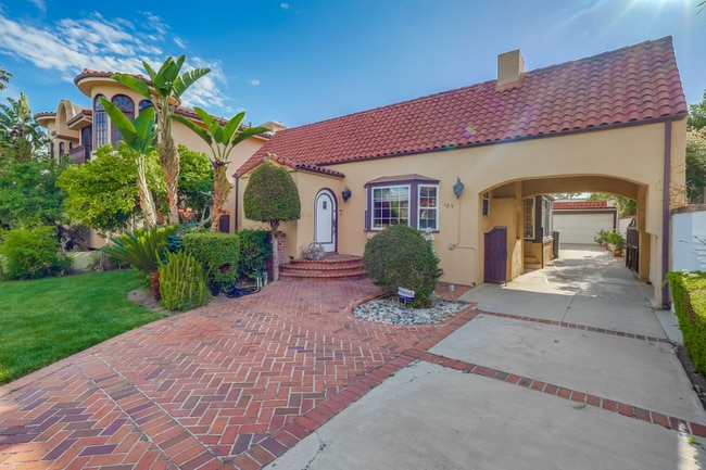 Photo - 129 S Swall Dr House