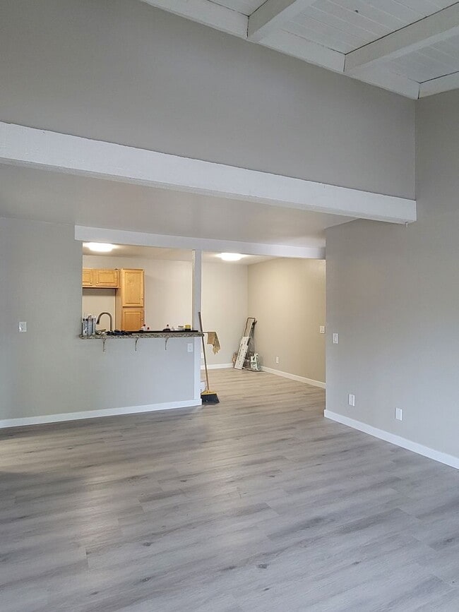 Photo - Peppertree Ventura Upper level 2+1 Condo w... Unit 715