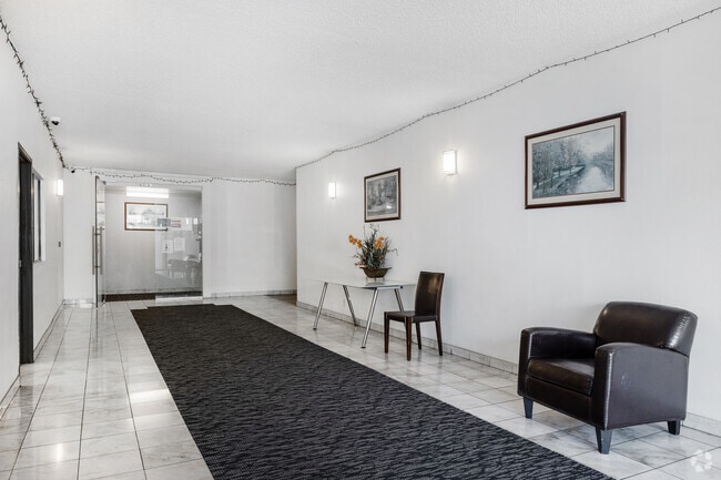 Lobby - 655 Kelton Ave