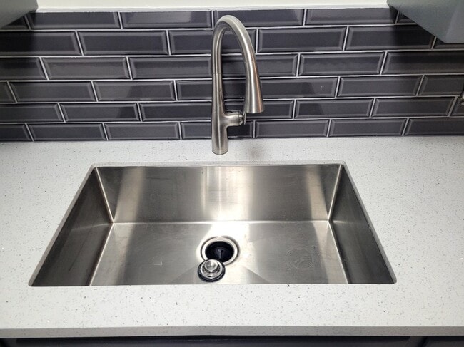 Building Photo - 200 N Cedar Ave Unit 2