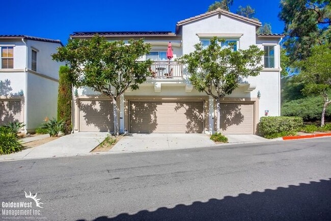 Building Photo - Stunning 3Bdm 2.5Ba Townhome in Carmel Valley
