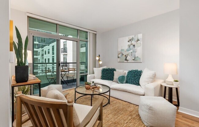 Building Photo - 425 W Beech St Rental