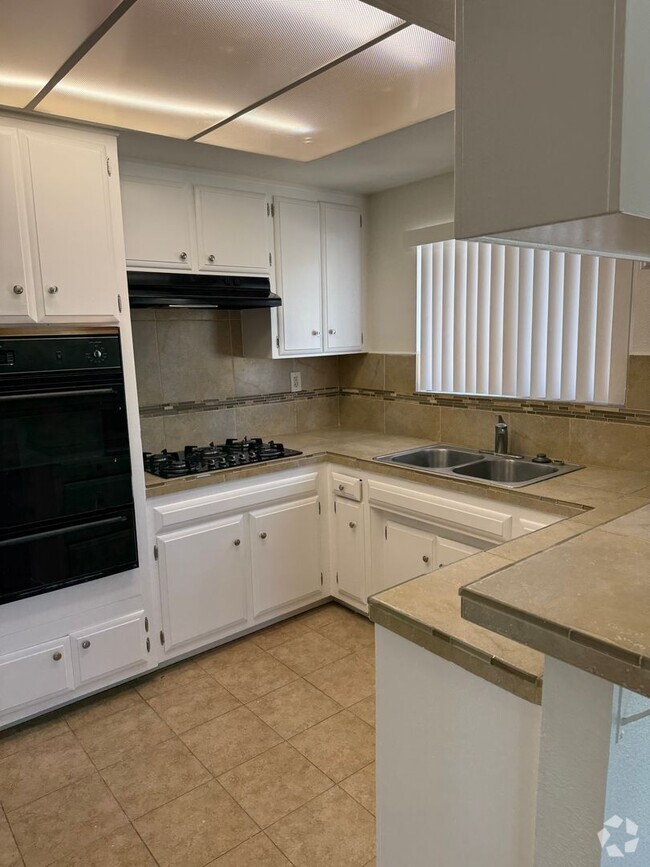 Building Photo - 850 Eucalyptus Ave Unit 4 Rental