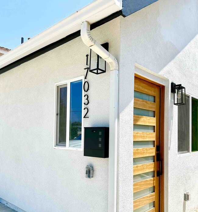 Photo - 17032 Gunther St