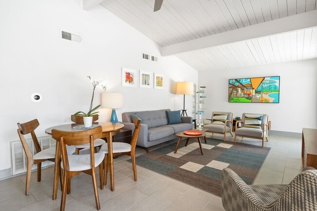 Photo - 915 E Racquet Club Rd