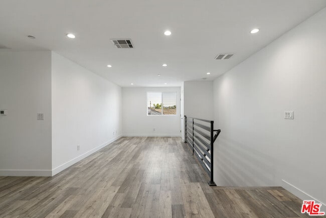 Photo - 5645 Willowcrest Ave
