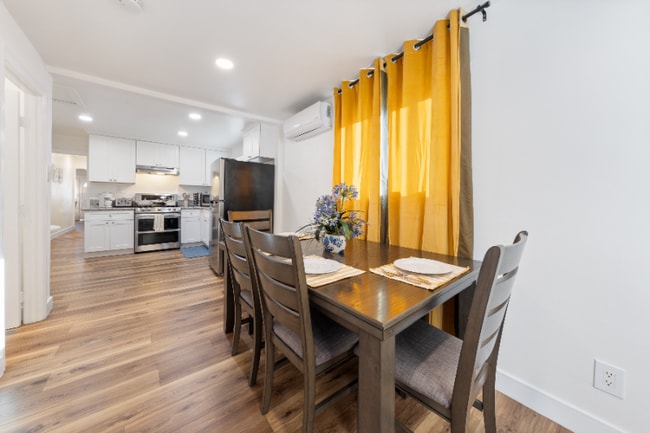 Photo - 225 S Main St