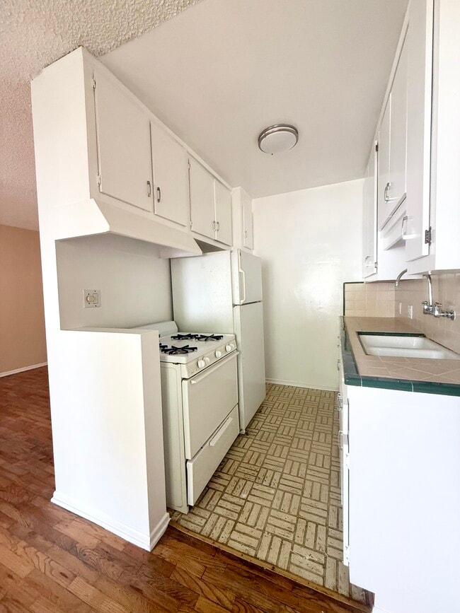 Kitchen - 610 Pier Ave Unit B