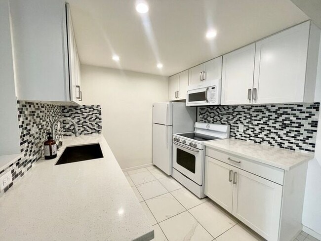 Building Photo - 1 Bedroom / 1 Bath Condo in Mission Valley...