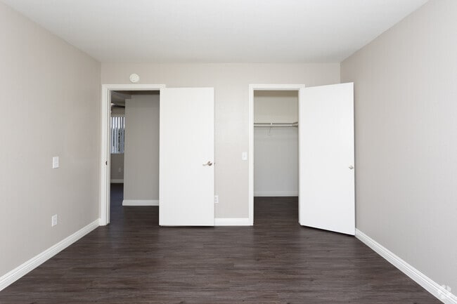 1BR, 1BA - 750SF - Bedrrom - ROBERTA