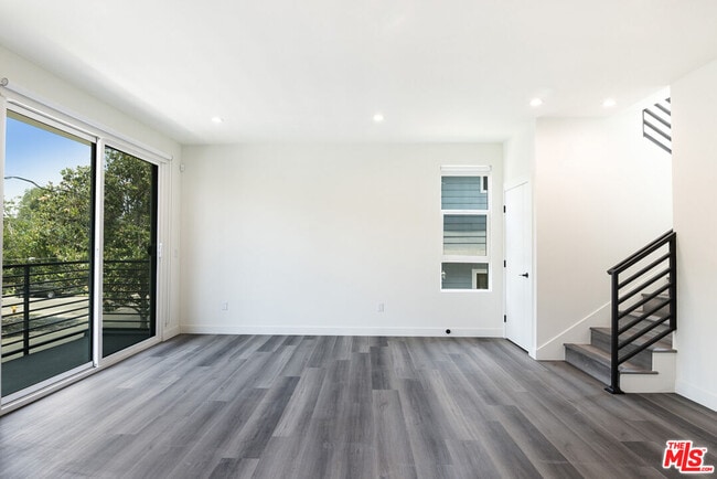 Photo - 5038 Riverton Ave